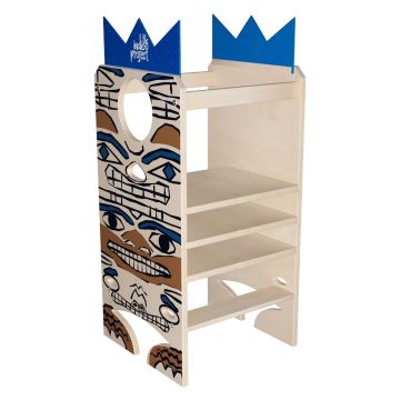Totem - Torre Montessoriana Multifunzione 3 in 1 per Bambini da 24 Mesi 47,5x104,5x 45,5 cm con Lavagna e Canestro in Legno The Indigo Project Marrone chiaro